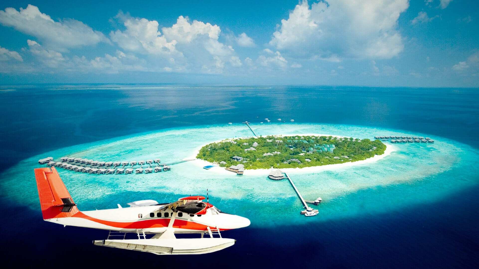 طائرة مائية تحلق في منتجع بجزر المالديف