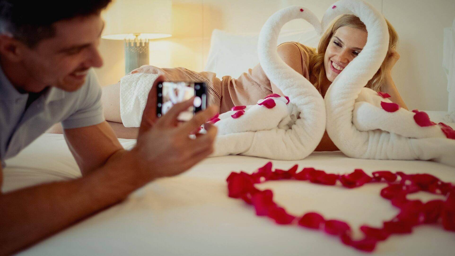 زوجان في مشهد رومانسي مع مناشف على شكل بجع