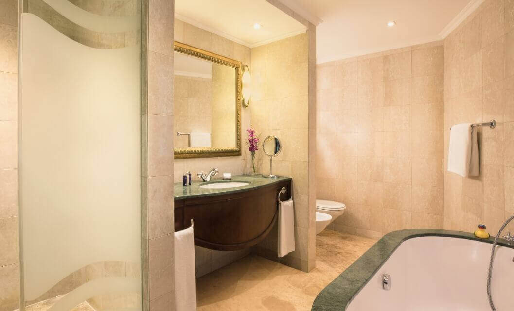 Premium Family Suite Bathroom With Tub