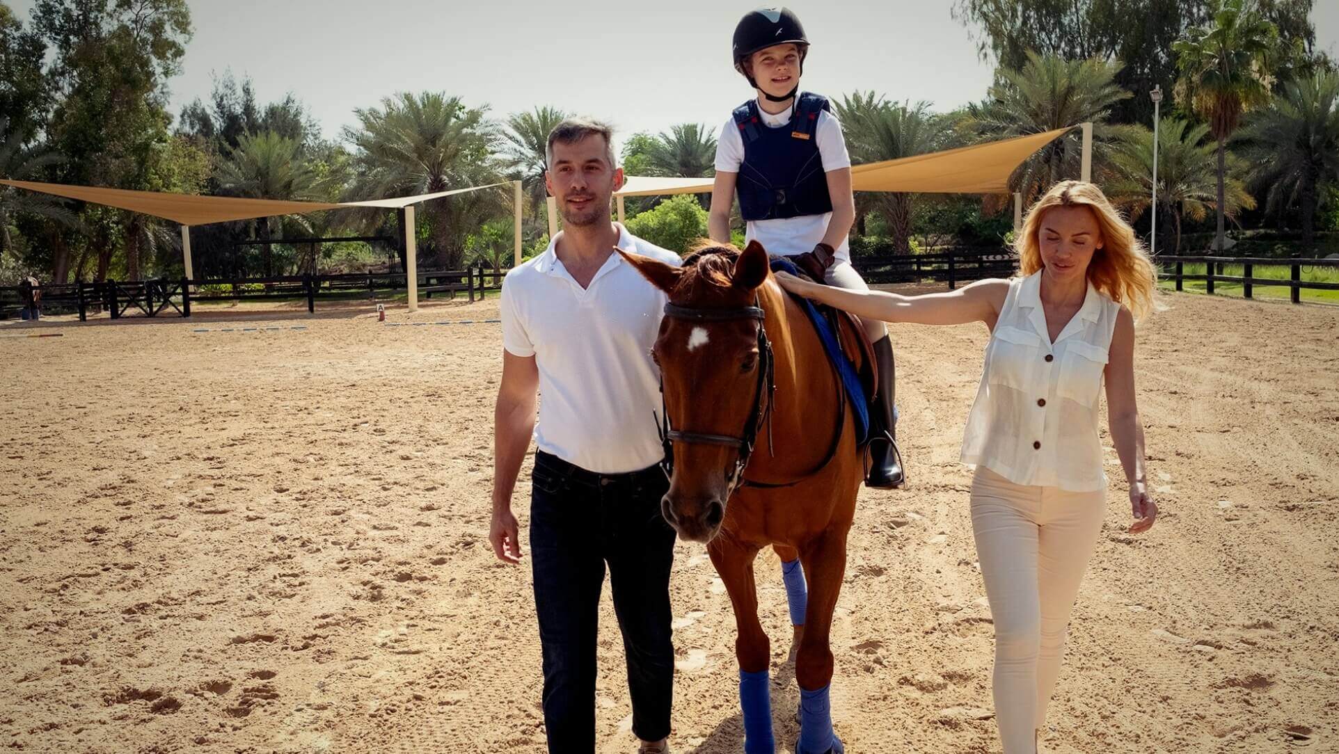 عائلة تسير إلى جوار حصان