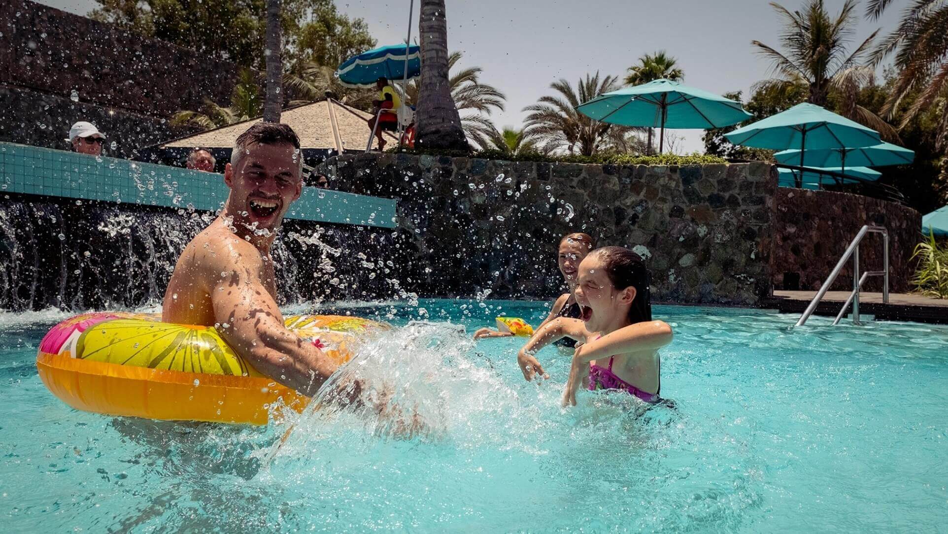 عائلة تستمتع بالمياه داخل المسبح