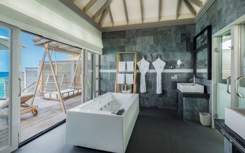 JA_Manafaru_Accomodation_Sunset_Water_Villa_Bathroom_2024.jpg