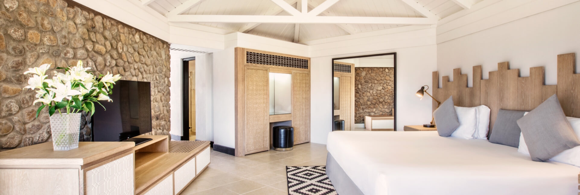 A.Deluxe Mountain View Family Room.jpg