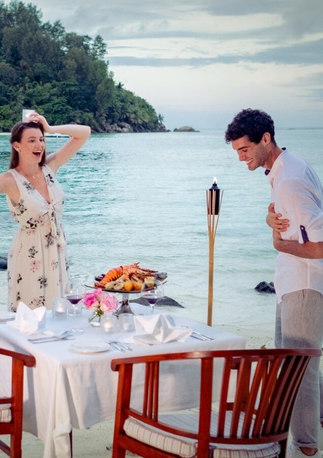 زوجان يستمتعان بتناول طبق مأكولات بحرية