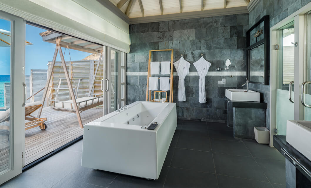 JA_Manafaru_Accomodation_Sunset_Water_Villa_Bathroom_2024.jpg