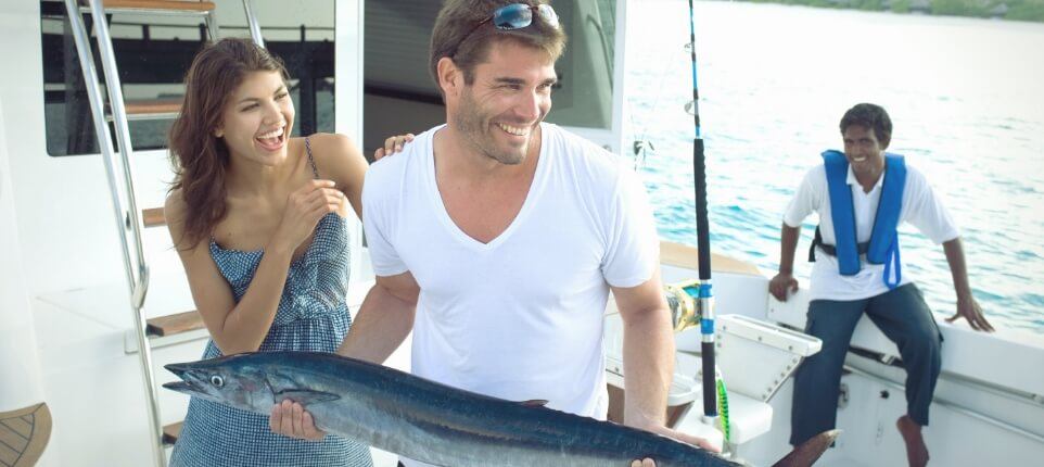 زوجان يصطادان الأسماك من على متن قارب