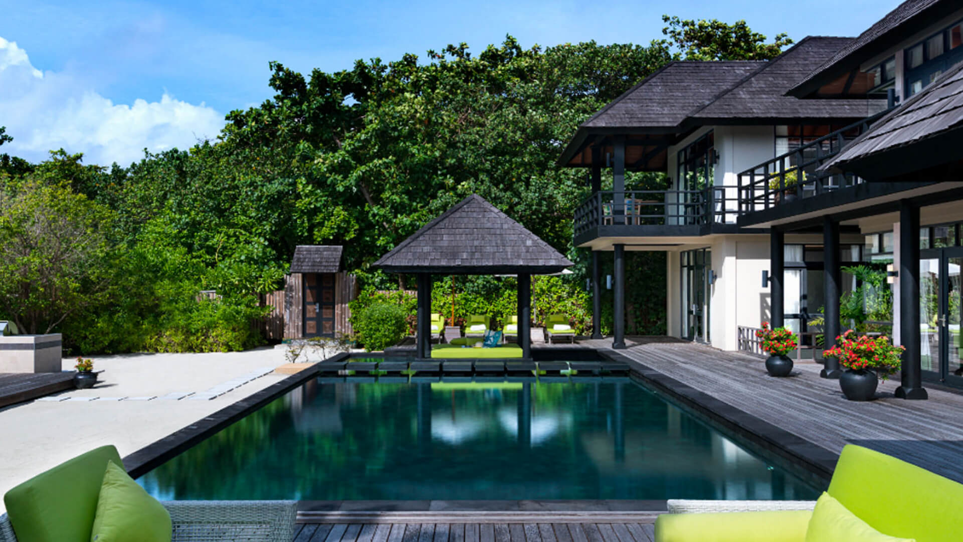 JAManafaru-The-Royal-Residence-pool-area.png