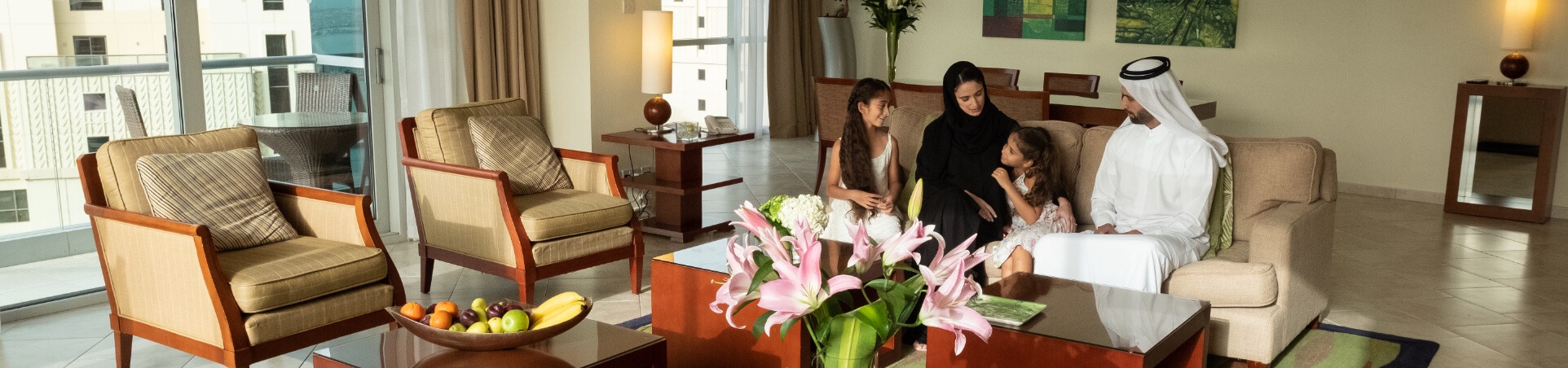 عائلة تجلس في غرفة المعيشة