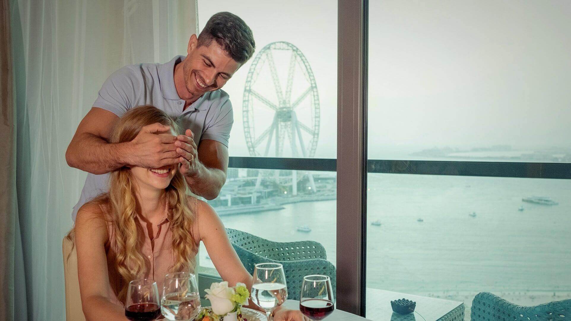 رجل يقدم مفاجأة لامرأة في مطعم