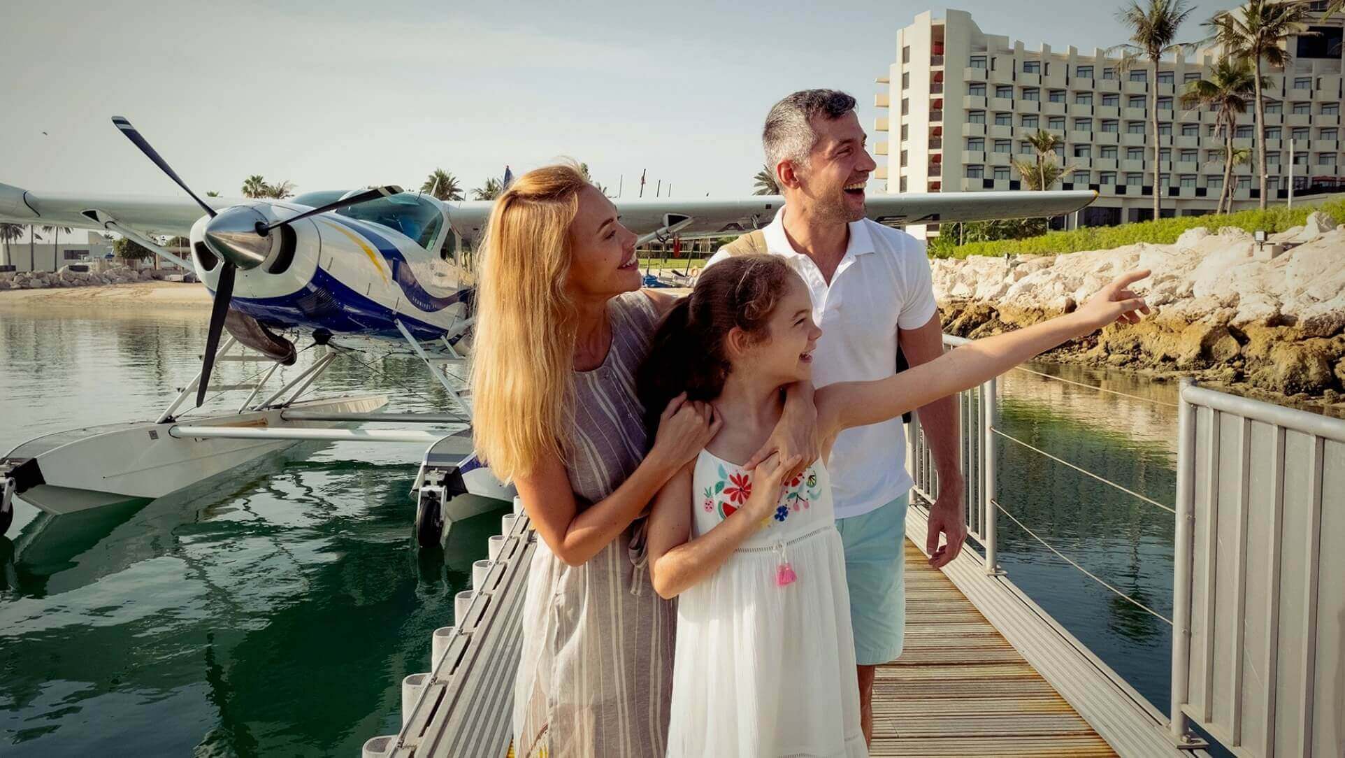 عائلة في طائرة مائية