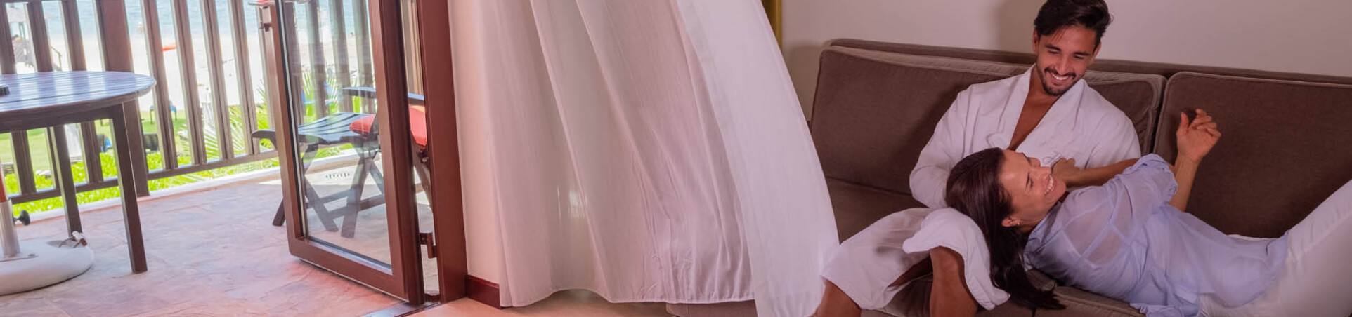 زوجان في جناح بجبل علي